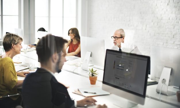 cropped-zespoł-firmy-skontaktuj-się-z-nami-helpdesk-internet-concept_53876-31147.jpg